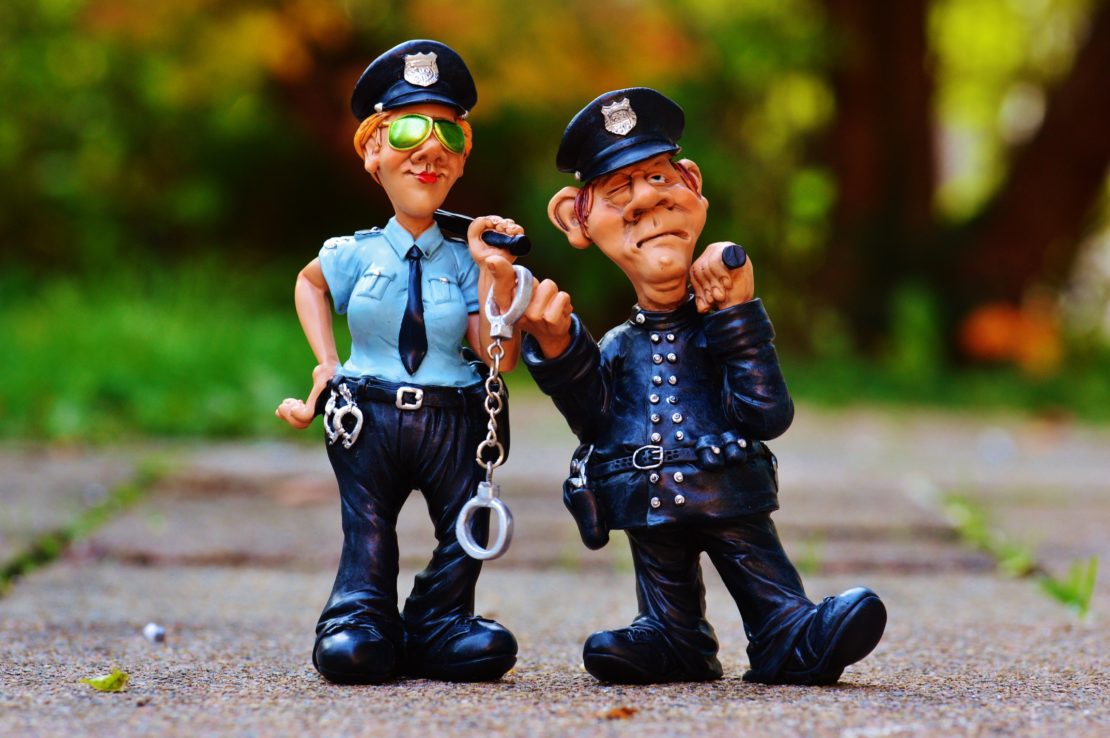 Zwei Polizisten-Figuren